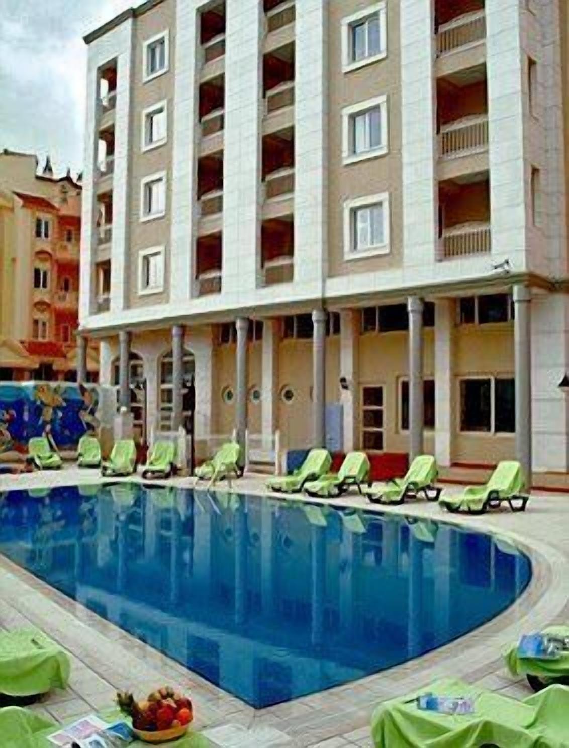 Sesongbasert utendørsbasseng, bassengparasoller og solsenger