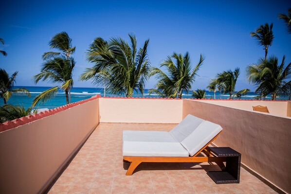 Colonial Junior Suite Ocean Front with Indoor and Outdoor Hot Tub | Terrace/patio