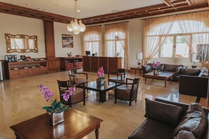 32-inch plasma TV with satellite channels, TV