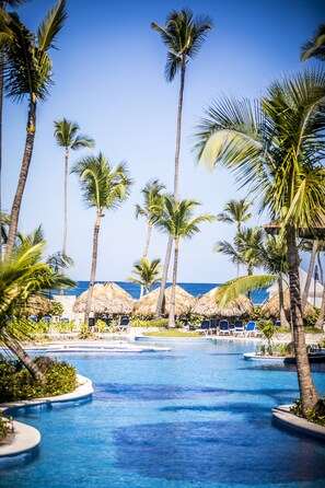 2 piscinas al aire libre (de 08:00 a 18:00), sombrillas, tumbonas