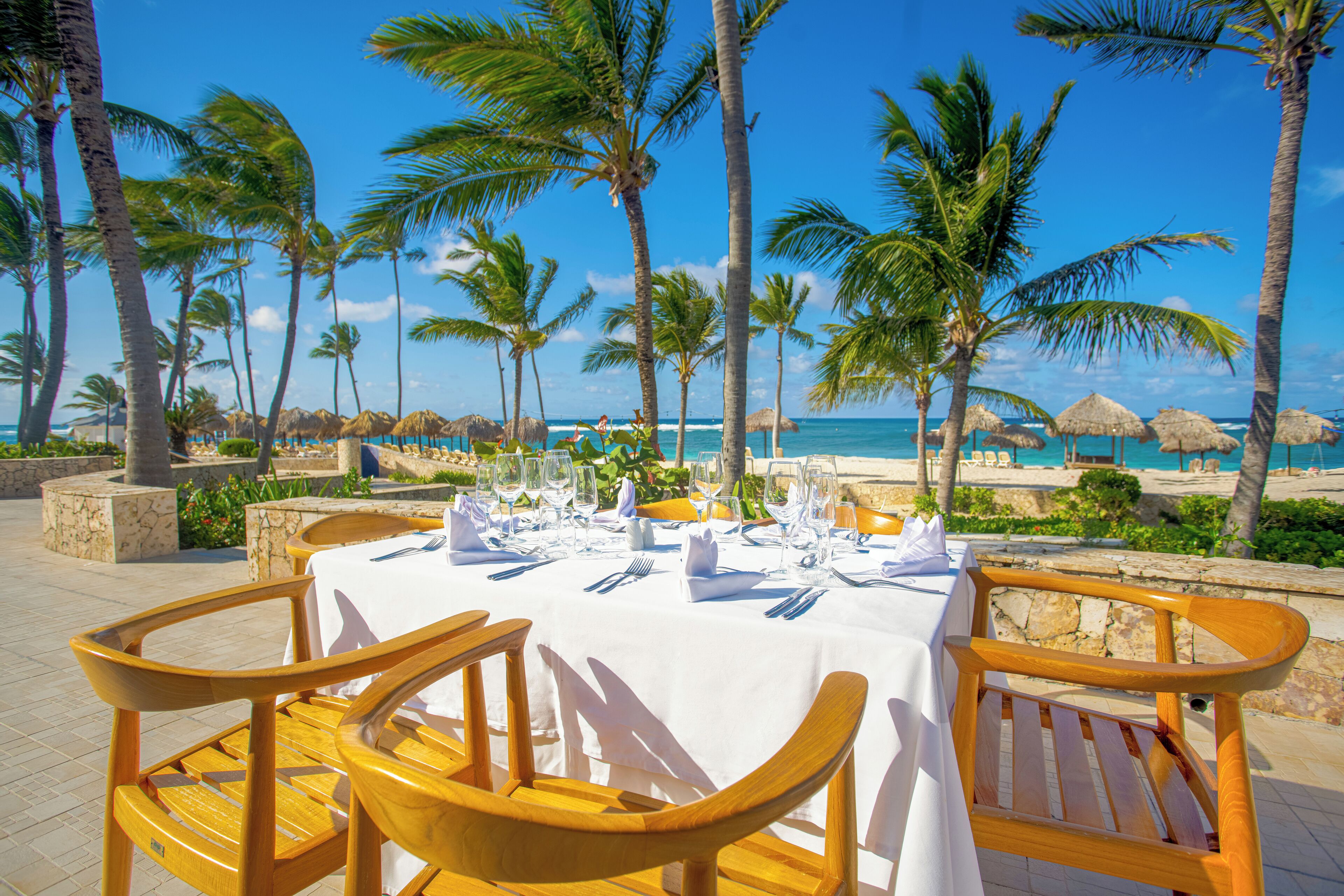 6 restaurantes; se sirven cenas 