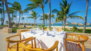 6 restaurantes; se sirven cenas