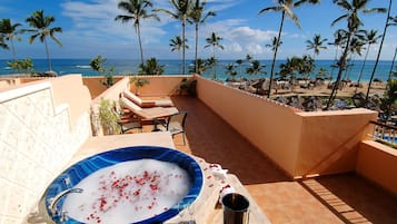 Colonial Junior Suite Ocean Front with Indoor and Outdoor Hot Tub | Vue sur la plage/lâocĂ©an