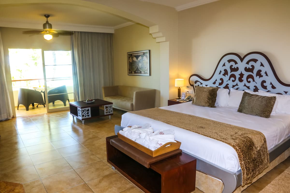Premium bedding, pillowtop beds, minibar (free items), in-room safe