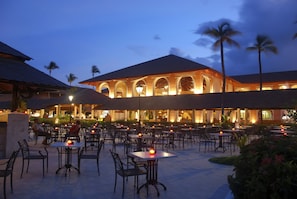 6 restaurants, dinner served, seafood