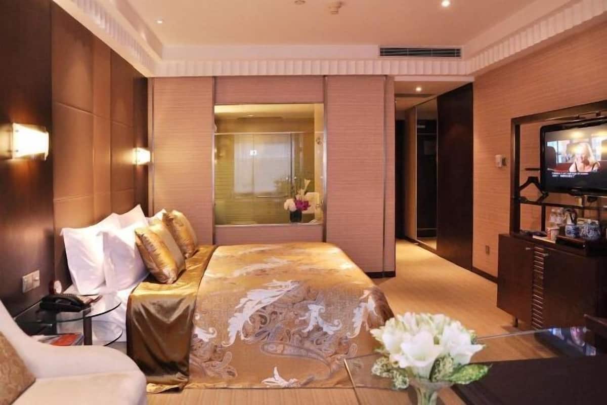 1 bedroom, minibar, in-room safe, desk