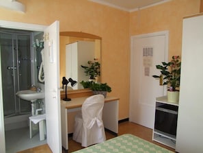 Minibar, in-room safe, desk, free WiFi - Hotel Agnello D'oro (Genoa)