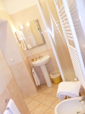 Free toiletries, hair dryer, towels - Hotel Agnello D'oro (Genoa)