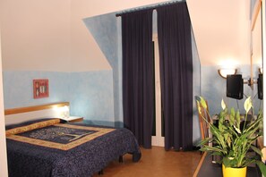 Minibar, in-room safe, desk, free WiFi - Hotel Agnello D'oro (Genoa)
