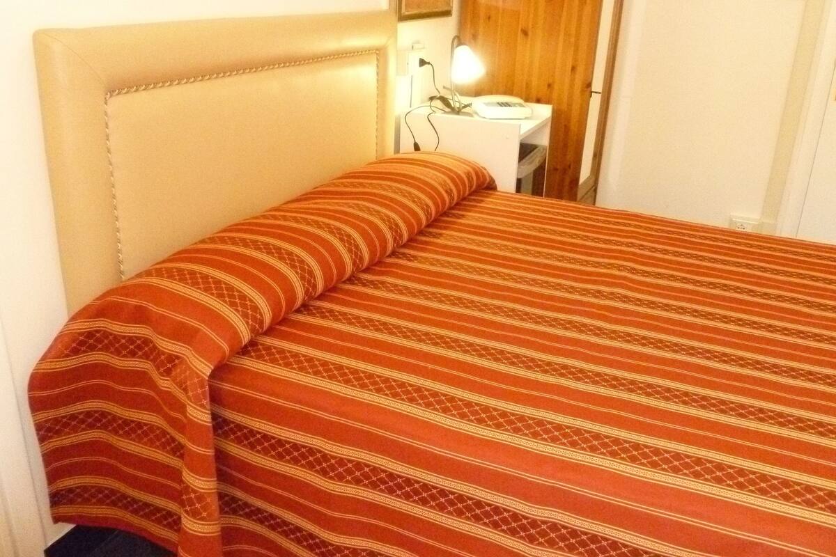 Minibar, caja fuerte, escritorio y wifi gratis