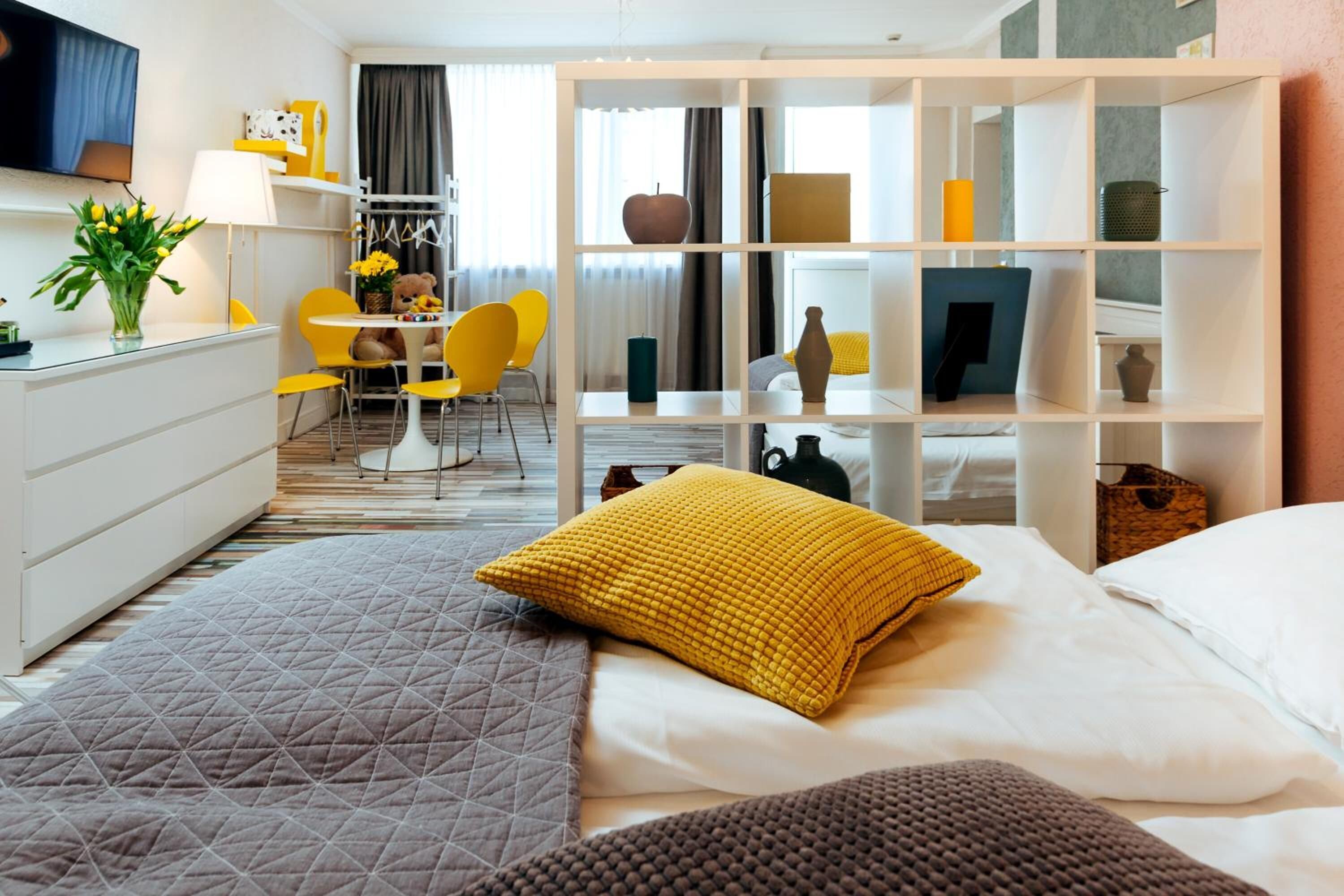 Een minibar, een bureau, babybedden, extra bedden