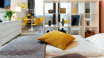 Een minibar, een bureau, babybedden, extra bedden