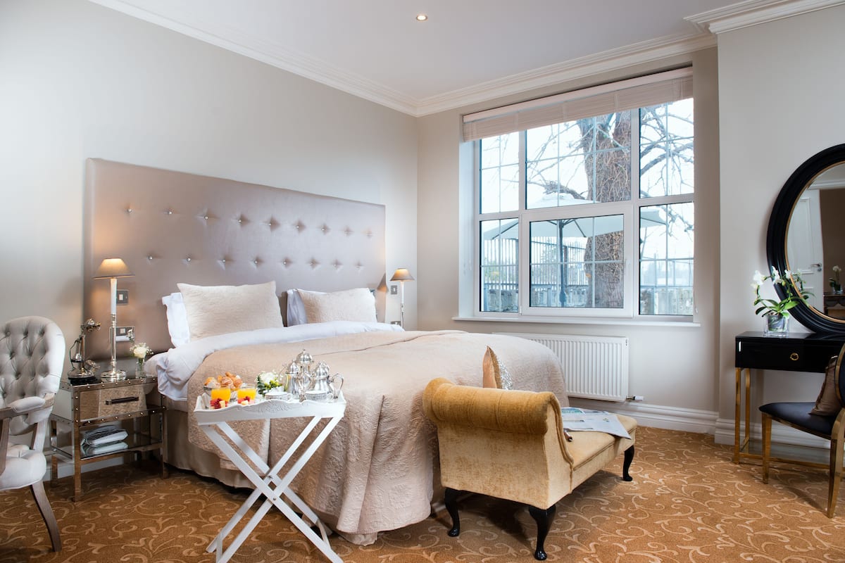 luxury apartment | 1 bedroom, hypo-allergenic bedding, in-room safe, iron/ironing board