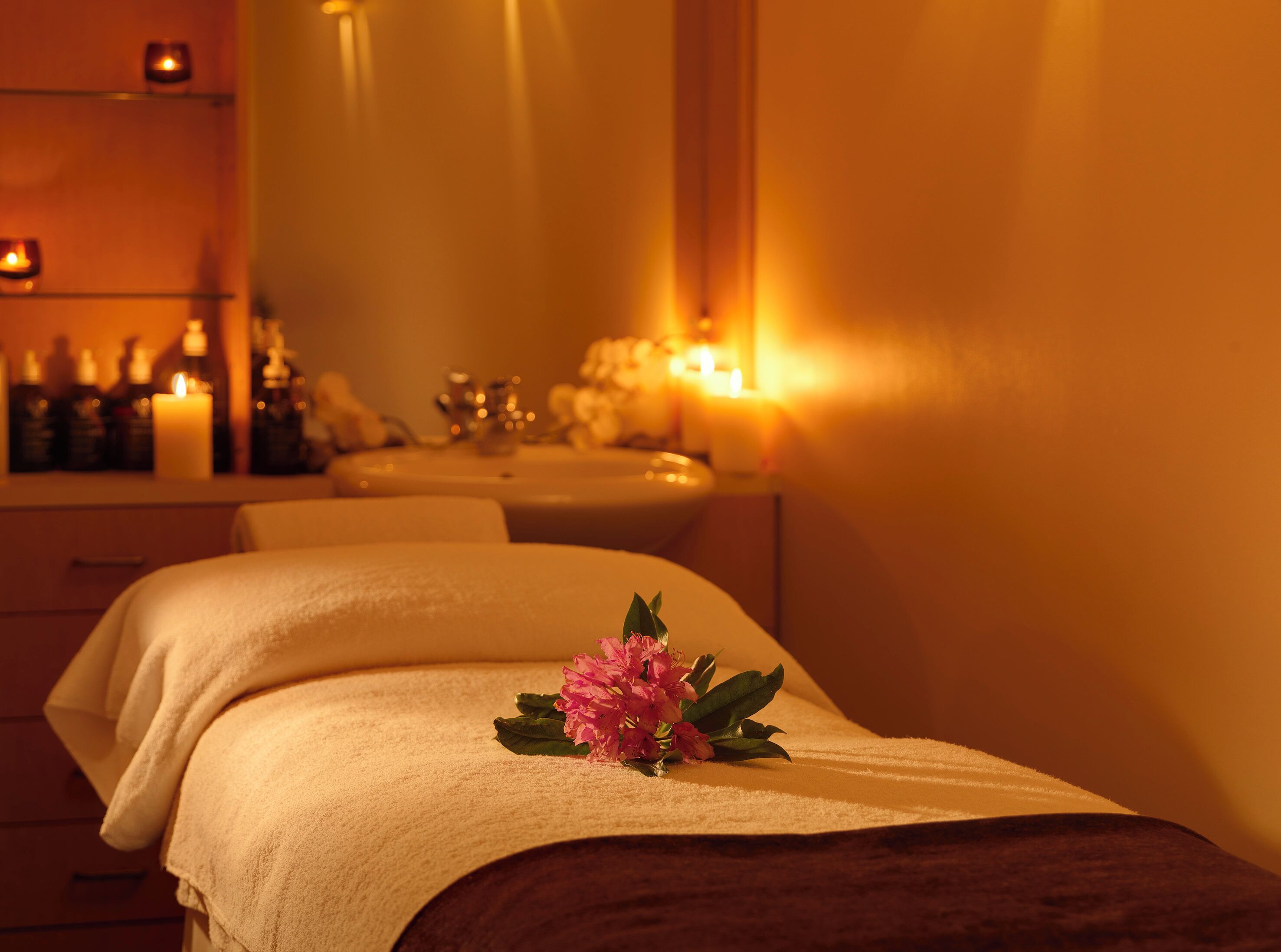 Sauna, body treatments, hydrotherapy, aromatherapy, hot stone massages