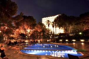 Una piscina al aire libre de temporada