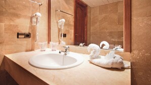 Combined shower/tub - Ipanema Park (Llucmajor)