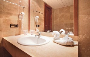 Combined shower/tub - Ipanema Park (Llucmajor)