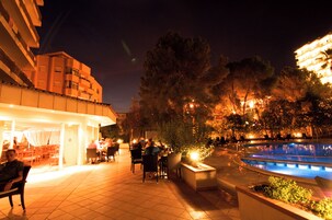 Una piscina al aire libre de temporada