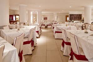 Breakfast, lunch and dinner served - Ipanema Park (Llucmajor)