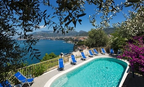 Een seizoensgebonden buitenzwembad