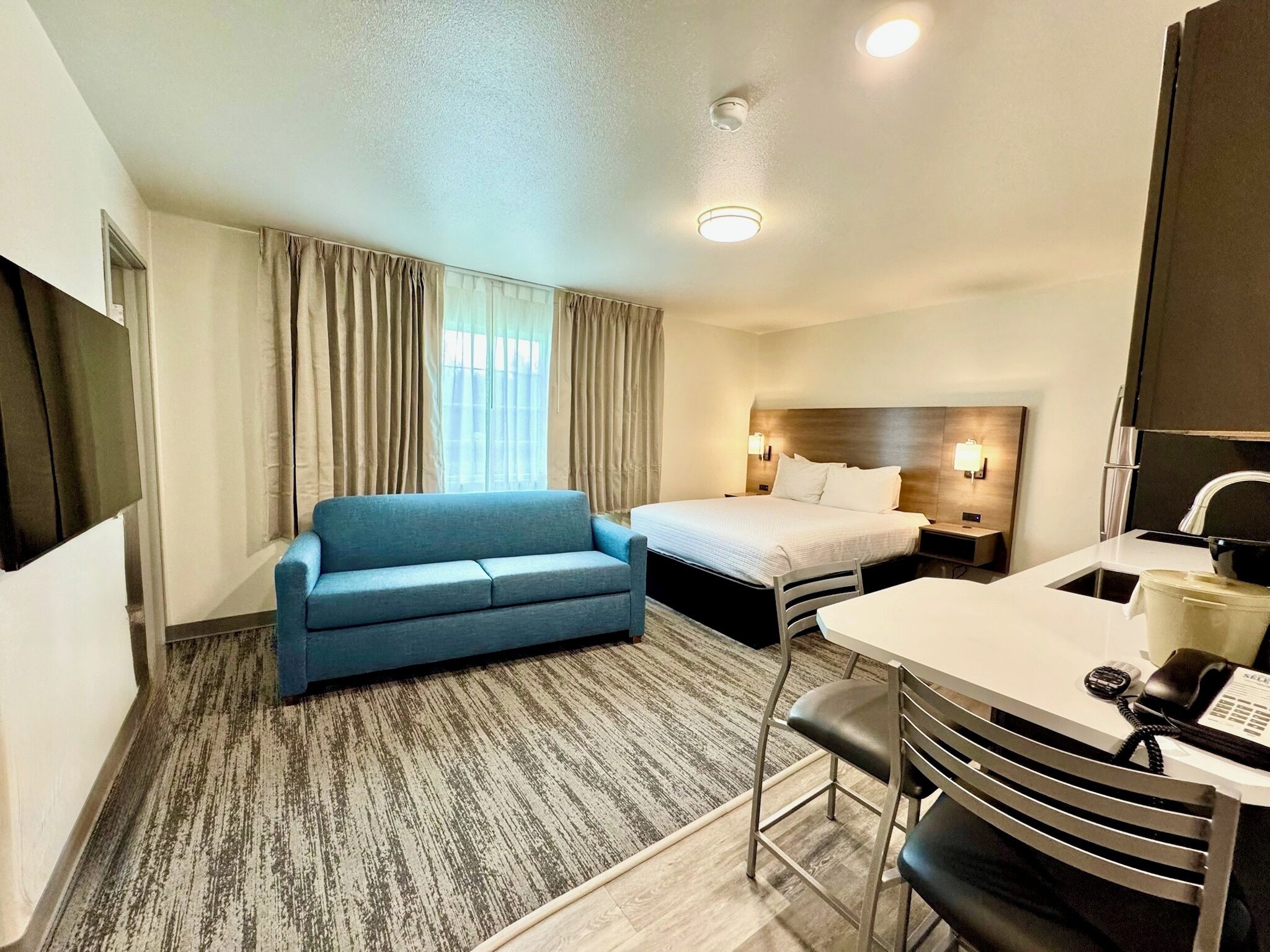 Phòng Tiêu chuẩn, 1 giường cỡ queen và sofa giường, bếp nhỏ | Màn/rèm cản sáng, bàn ủi/dụng cụ ủi quần áo 