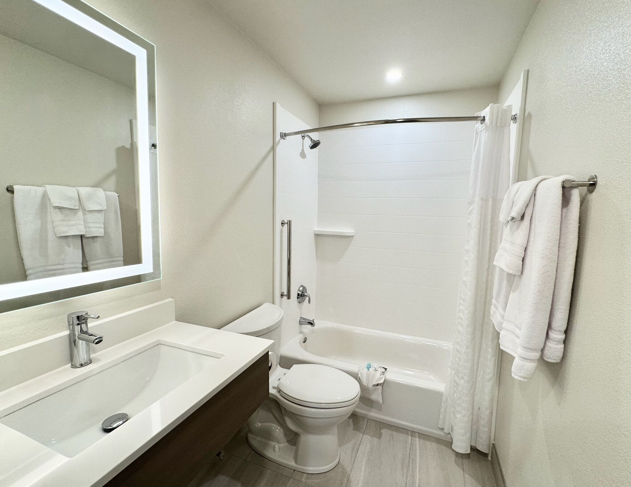 Quarto standard, 1 cama Queen, cozinha americana | Banheiro | Produtos de toalete grátis, secador de cabelo, toalhas de banho 