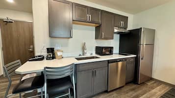 Standard Room, 1 Queen Bed, Accessible, Kitchenette | Blackout drapes, iron/ironing board, free cribs/infant beds, free WiFi
