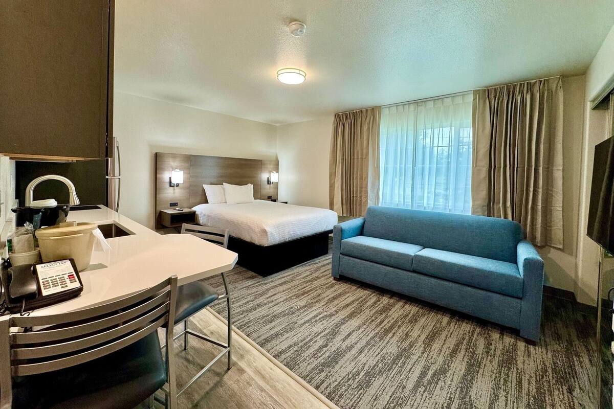 Standard Room, 1 Queen Bed with Sofa bed, Kitchenette | Blackout drapes, iron/ironing board, cribs (free), WiFi (free)