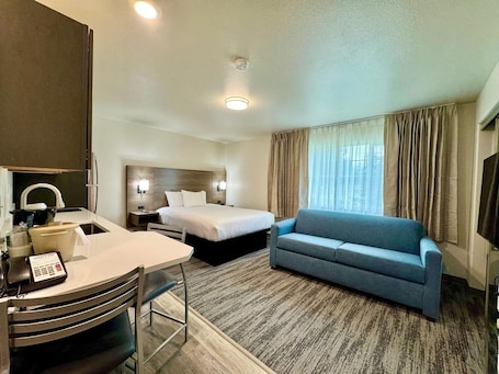 Standard Room, 1 Queen Bed with Sofa bed, Kitchenette | Blackout drapes, iron/ironing board, free cribs/infant beds, free WiFi