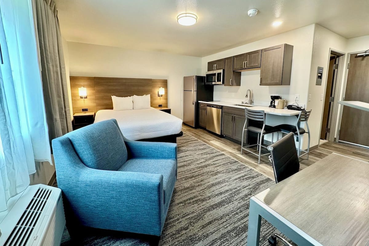 Standard Room, 1 Queen Bed, Kitchenette | Interior