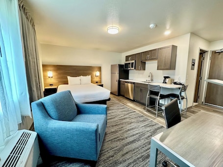 Standard Room, 1 Queen Bed, Kitchenette | Interior