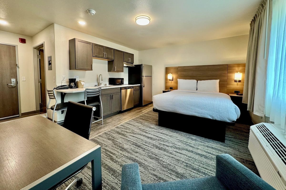 Standard Room, 1 Queen Bed, Accessible, Kitchenette | Blackout drapes, iron/ironing board, cribs (free), WiFi (free)