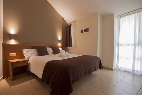 Apartment, 2 Bedrooms (Suit 4/6) | In-room safe, desk, blackout drapes, iron/ironing board