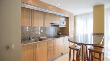 Apartment, 2 Bedrooms | Private kitchen