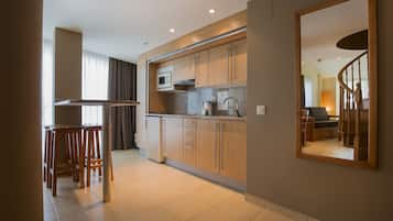 Appartement, 2 chambres (Suit 4/6) | Cuisine privée | Réfrigérateur, micro-ondes, plaque de cuisson