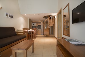 Íbúð - 2 svefnherbergi (Suit 4/6) | Stofa | Sjónvarp