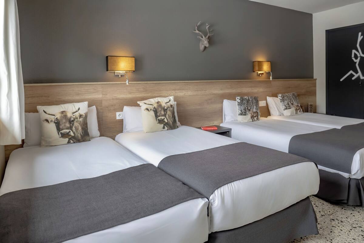 Quadruple Room | Desk, free WiFi, bed sheets