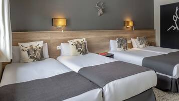 Quadruple Room | Desk, free WiFi, bed sheets