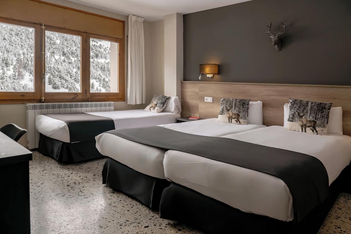 Standard-Dreibettzimmer, Bergblick | Schreibtisch, kostenloses WLAN, Bettwäsche