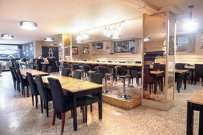 Café da manhã com buffet todos os dias mediante uma taxa