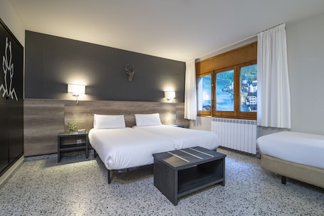 Standard Triple Room, Mountain View | Desk, free WiFi, bed sheets