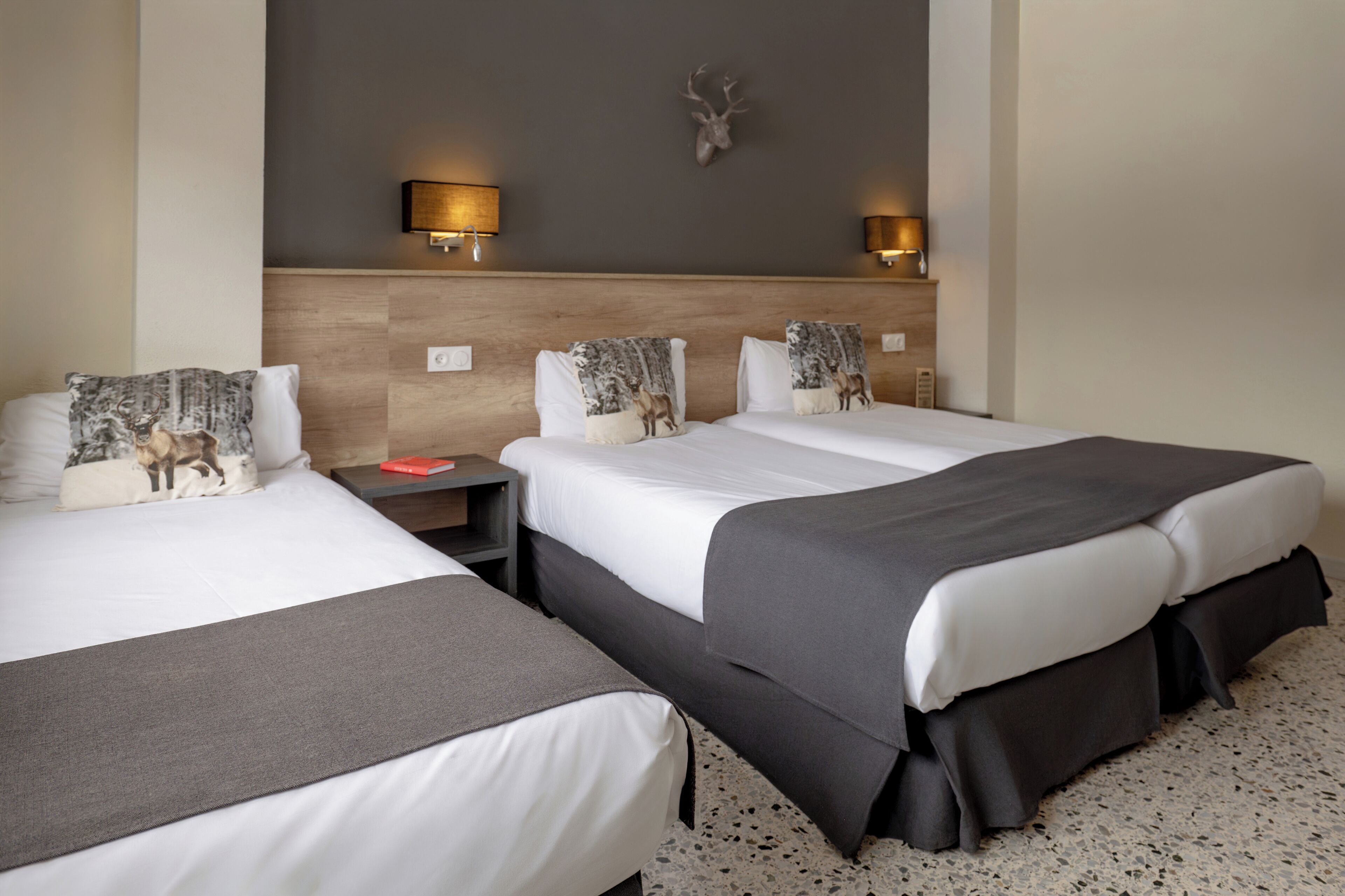 Standard Triple Room | Desk, free WiFi, bed sheets