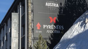 Un edificio de hotel con señalización que indica 'Hotel Austria' y 'Pirineos Andorra'.