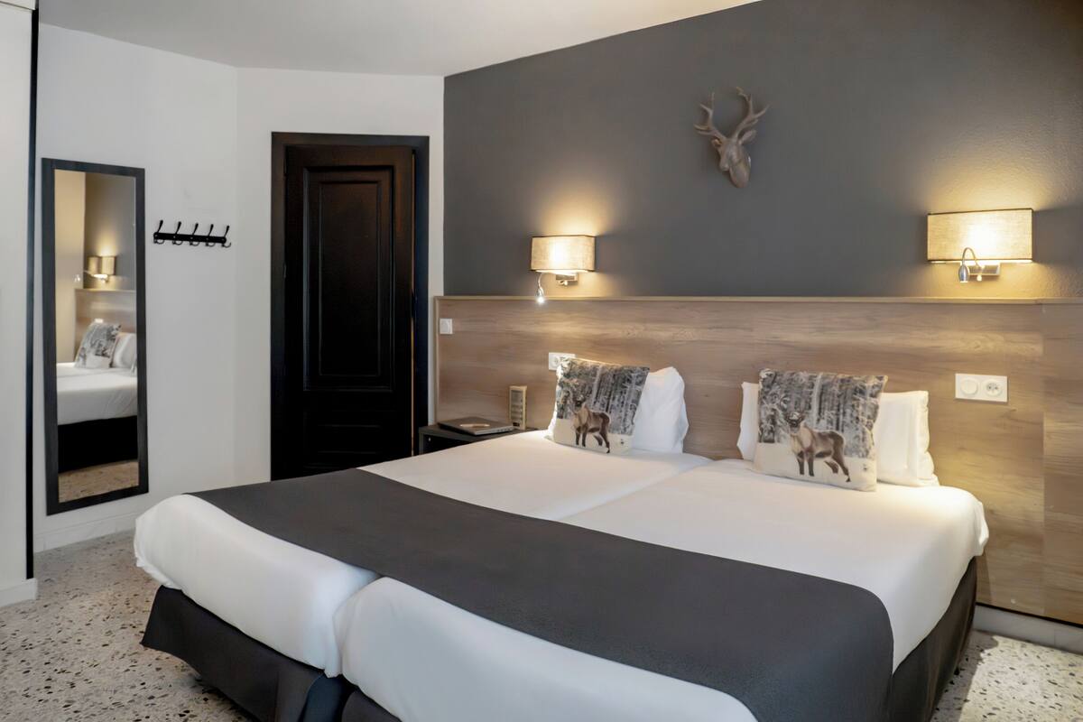 Standard Twin Room | Desk, free WiFi, bed sheets