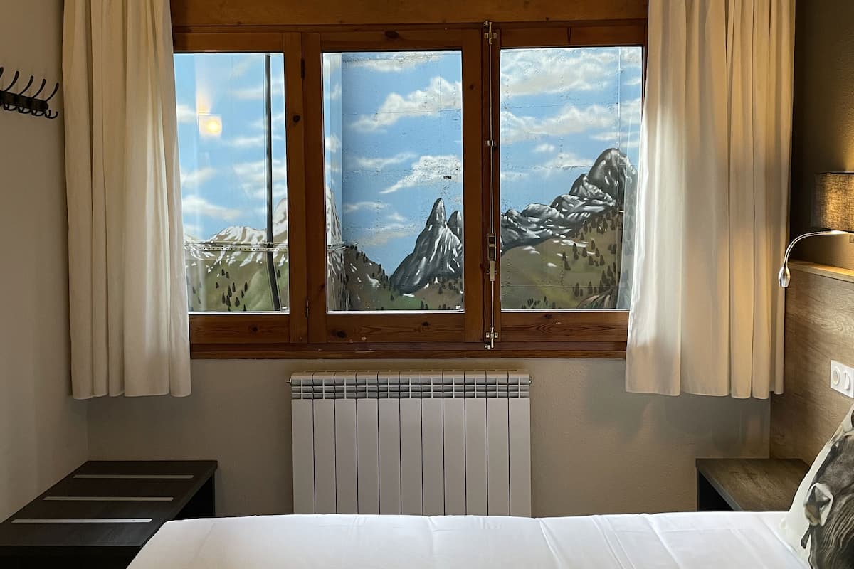 Standard Triple Room | Meja, Wi-fi percuma, cadar katil