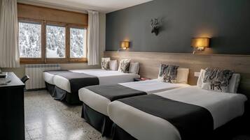 Quadruple Room | Desk, free WiFi, bed sheets