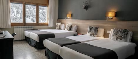 Chambre quadruple | Bureau, accĂšs au Wi-Fi (inclus), literie fournie