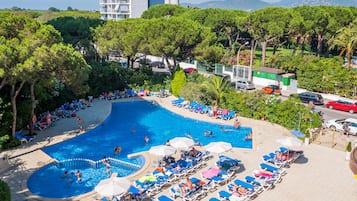 Alberca al aire libre, acceso de 09:00 a 20:00, y camastros