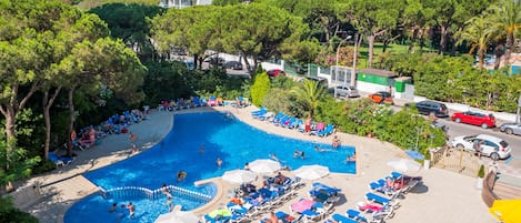 Piscine extérieure, chaises longues