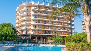 AuĂenpool, geöffnet von 09:00 Uhr bis 20:00 Uhr, LiegestĂŒhle